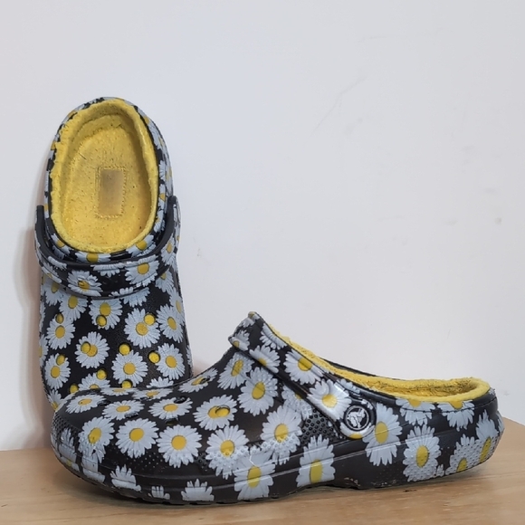 Crocs Daisy Graphic Fuzzy Lined Clogs Shoes - Picture 1 of 6